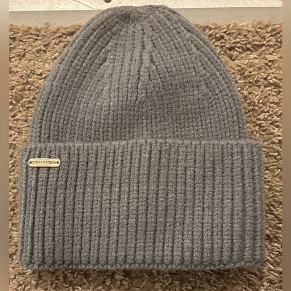 Steve Madden Charcoal Knit Beanie Woman’s Excellent Like New Condition - Picture 1 of 5